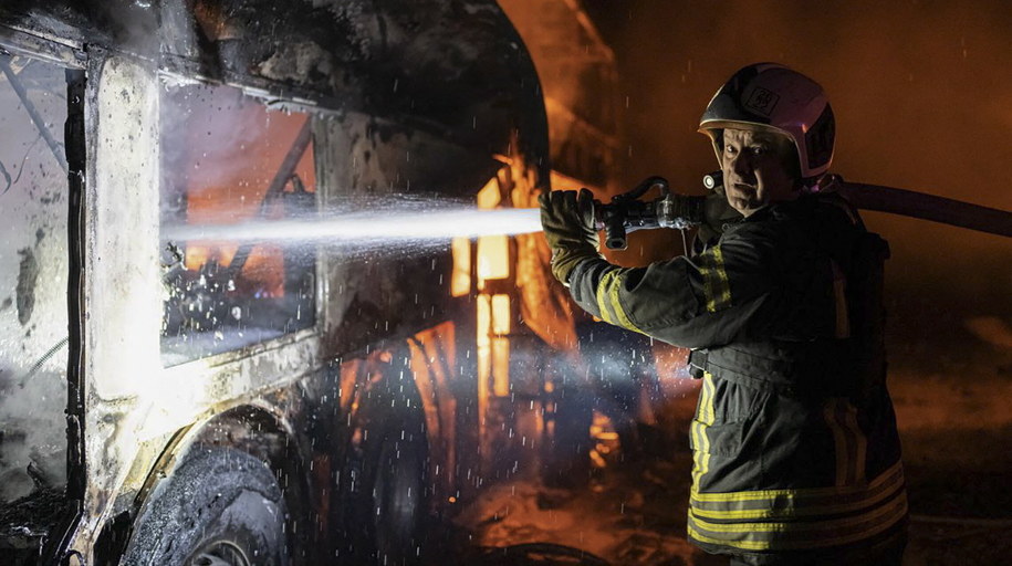 W nocy z poniedziałku na wtorek Rosjanie przeprowadzili zmasowany atak rakietowy na Kijów /STATE EMERGENCY SERVICE OF UKRAINE HANDOUT /PAP/EPA