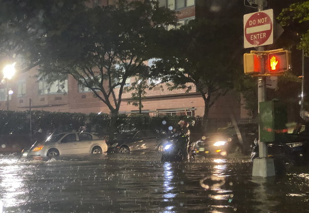 W nocy, ze względu na ulewę, władze miejskie nakazały mieszkańcom pozostać w domach, a na ulice mogły wyjechać tylko samochody służb ratowniczych /JASON SZENES    /PAP/EPA