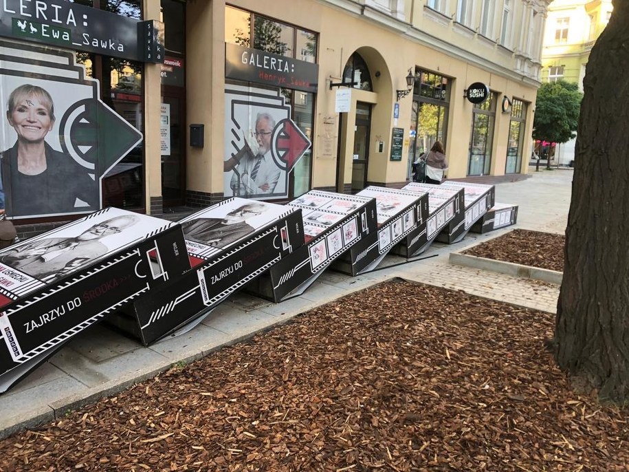 W nocy zniszczona została plenerowa ekspozycja prac Henryka Sawki. /Fb Prezydent Szczecina /