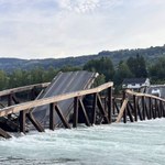 W Norwegii zawalił się drewniany most. Samochody wpadły do rzeki