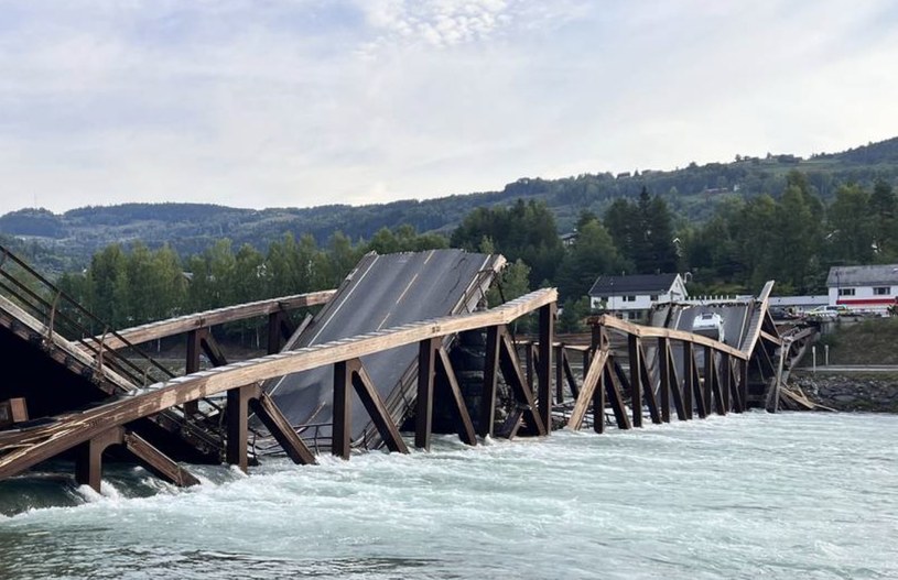 W Norwegii zawalił się drewniany most / Twitter / @torbenbrenden /