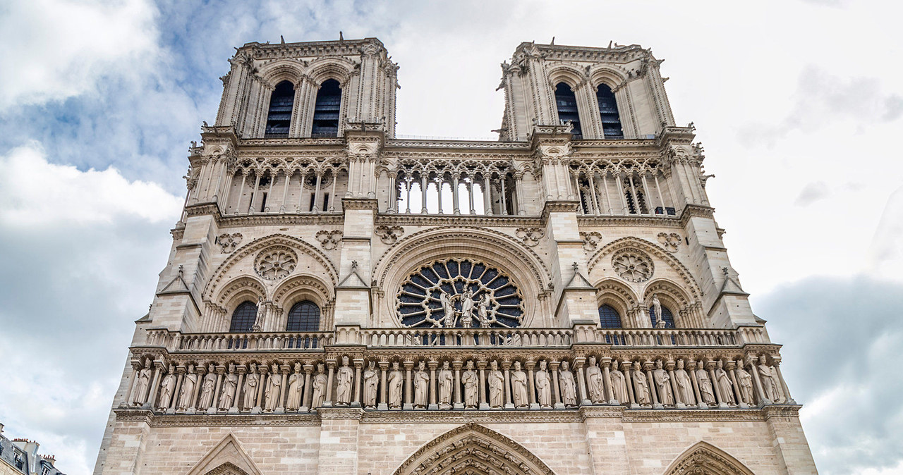 W Notre Dame odnaleziono zaginiony grób słynnego francuskiego poety /123RF/PICSEL