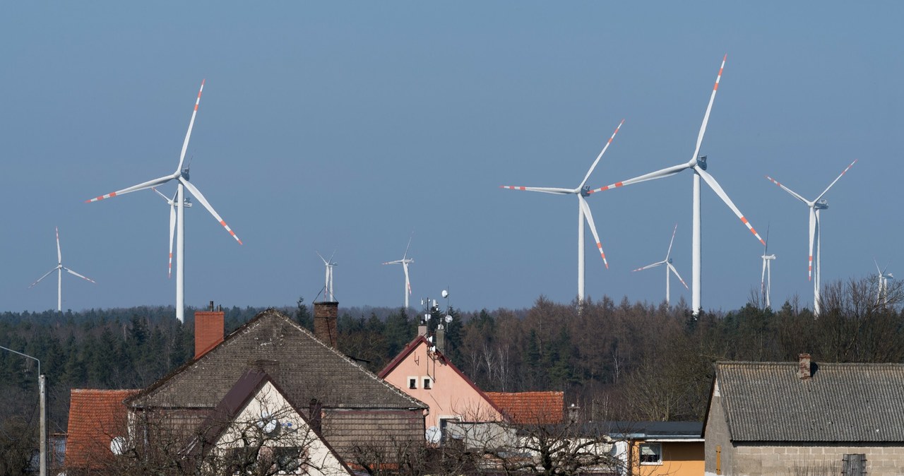 W nowej wersji projektu ustawy odległościowej znalazły się przepisy dotyczące repoweringu, czyli modernizacji istniejących turbin wiatrowych, a także minimalnej odległości wiatraków od dróg krajowych /Wojciech Stróżyk /Reporter