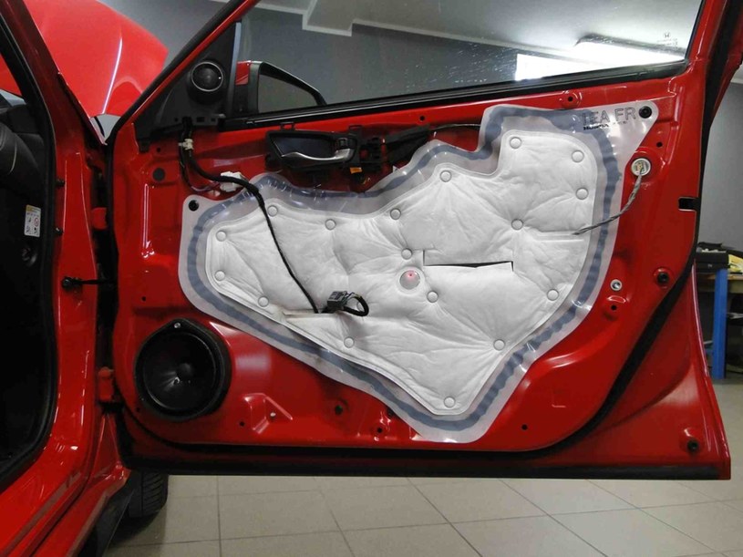 W nowoczesnych samochodach stosuje się niewiele materiałów wyciszających /Tomasz Fechter/ciche-auto.pl /