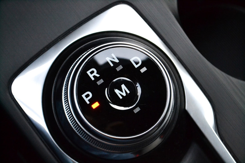 W nowszych samochodach po zatrzymaniu i zgaszeniu samochodu, automatyczna skrzynia biegów samodzielnie wybiera przełożenie postojowe P /.
