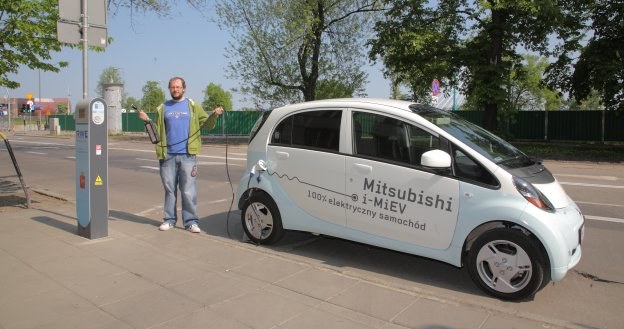 W nowych samochodach z napędem elektrycznym ryzyko porażenia prądem ma być całkowicie wyeliminowane. /Motor