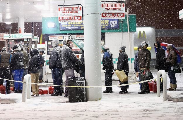 W Nowym Jorku brakuje benzyny, nie brakuje za to śniegu /AFP