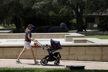 W Nowym Jorku coraz więcej młodych ludzi ma Covid-19