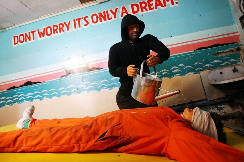 W Nowym Jorku w 2008 roku artysta Steve Powers stworzył instalację, będącą "przedstawieniem" waterboarding, rzekomej techniki przesłuchań CIA, polegającej na polewaniu więźnia wodą. W rzeczywistości agencji częściej sięgają po inne sztuczki /Mario Tama /Getty Images