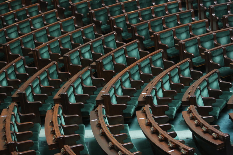 W nowym parlamencie nie zobaczymy ok. połowy posłów i senatorów minionej kadencji /PAP