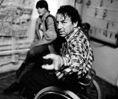 W nowym środowisku Tereska czuje się obco. Nie znajdując dość uczucia i zainteresowania swoimi problemami w domu, zawiera dziwną przyjaźń z kalekim portierem Edziem (wyróżniony Złotą Kaczka Zbigniew Zamachowski), samotnym alkoholikiem, jeszcze bardziej niż ona złaknionym ciepła i bliskości drugiego człowieka. Ale to w szkole dziewczyna uczy się życia: szybko zrozumie, że trzeba się przystosować do twardej rzeczywistości naśladując tych, którzy swobodniej poruszają się w otaczającym świecie. 