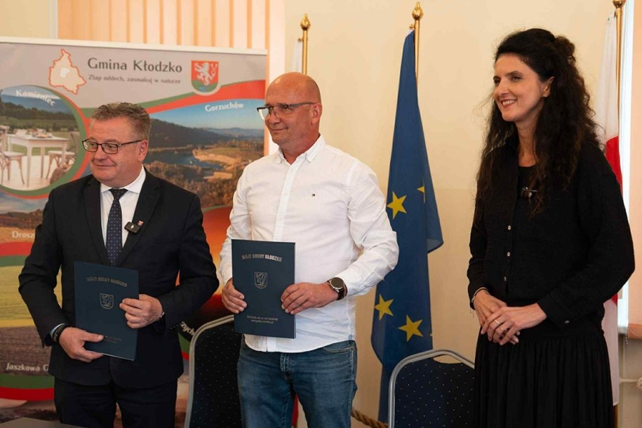 W obecności wojewody dolnośląskiej Anny Żabskiej, wójt Gminy Kłodzko Zbigniew Tur podpisał umowę z wykonawcą przedsięwzięcia polegającego na utworzeniu 20 lokali mieszkalnych w Krosnowicach. /Dolnośląskie Urząd Wojewódzki /Materiały prasowe