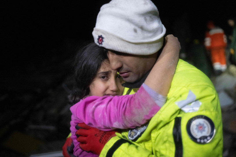 W obliczu tragedii Turcy chcą pomagać, jak mogą - opowiadają Polacy mieszkający w Turcji /BULENT KILIC/AFP /East News