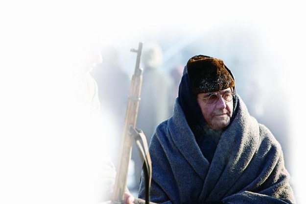 Syberiada polska W obozie spotykają się ludzie różnych narodowości, wyznań i przekonań. Jest wśród nich m.in. nauczyciel Korcz (Jan Peszek). /Mat. Prasowe