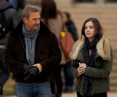W obrazie "72 godziny" Steinfeld zagrała niesforną córkę agenta CIA, w którego wcileił się Kevin Costner.

"Hailee była moim pierwszym i jedynym wyborem. To najbardziej naturalna aktorka swojego pokolenia, co potwierdza każda scena z jej udziałem. Ma prawdziwy dar, coś, czego nie da się wyuczyć. Jest bardzo młoda, ale swoją emocjonalnością wyprzedza rówieśników. Mieliśmy wielką radość obserwując ją przy pracy" - mówi McG, reżyser filmu.

Sama Steinfeld przyznaje, że nie uniknęła tremy, gdy pierwszy raz spotkała się z Kevinem Costnerem. "Kiedy go poznałam, ugięły mi się kolana. Miałam tylko nadzieję, że nikt nie zobaczy, jak się trzęsę. On jest niesamowity. Wziął mnie pod swoje skrzydła. Traktował jak prawdziwą córkę. Ale coś wam powiem. Widziałam, jak zajmuje się swoimi dziećmi, które przywiózł na plan. No brak mi słów - to prawdziwy kochający super tata!".