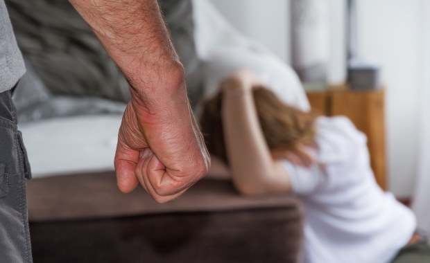 W obronie matki 12-latek ugodził nożem jej partnera