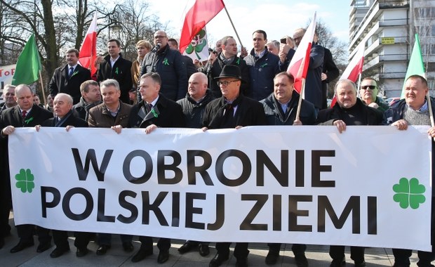 "W obronie polskiej ziemi". Kilkuset rolników protestowało w Warszawie 