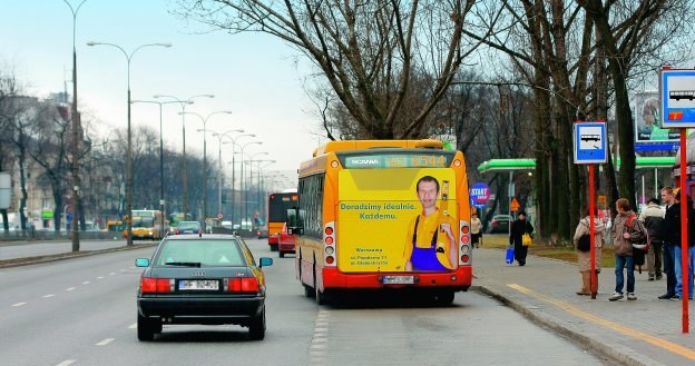 W obszarze zabudowanym kierowca zobowiązany jest do zmniejszenia prędkości, a w razie potrzeby zatrzymania się w celu umożliwienia kierującemu autobusem włączenie się do ruchu. /Motor