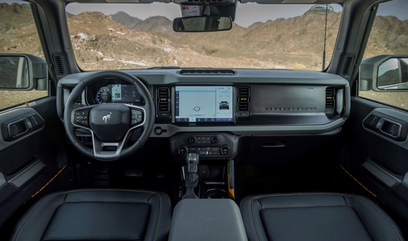 W obu wersjach Forda Bronco znajdziemy w standardzie dwustrefową klimatyzację czy podgrzewane fotele. /materiały prasowe