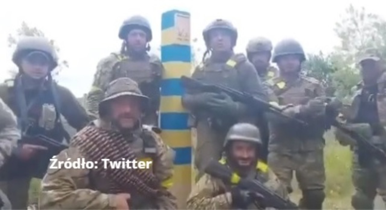 W obwodzie charkowskim siły ukraińskie wyparły Rosjan aż do granicy. Symboliczne nagranie