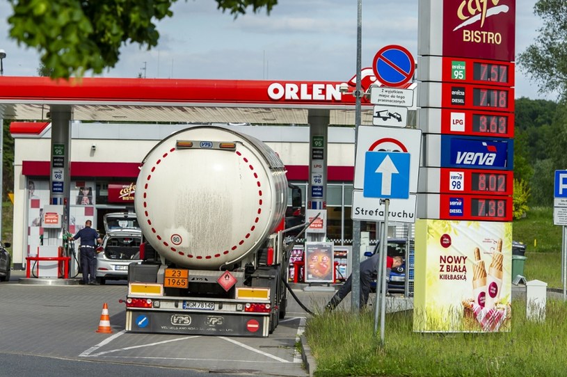 W odpowiedzi na wysokie ceny paliw kierowcy zamierzają blokować stacje Orlenu w całej Polsce /Stanisław Bielski /Reporter