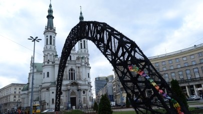 W odwecie za spalenie tęczy chcą się całować