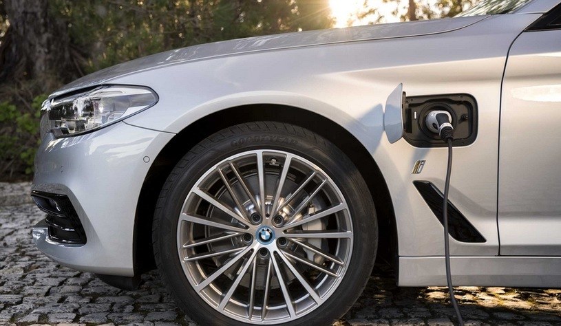 W ofercie BMW znajdują się modele z napędem elektrycznym oraz hybrydowym /materiały prasowe