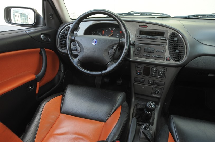 W ogólnym zarysie tablica przyrządów nawiązuje do modeli Saaba z lat 80., takich jak 90 czy 99. Jest tu jednak znacznie więcej wyświetlaczy i przycisków. Z miejsca kierowcy dobrze widać maskę. /Motor
