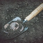W okładce, w nodze krzesła, w słoiku po ogórkach — gdzie Polacy ukrywali kiedyś kosztowności i walutę