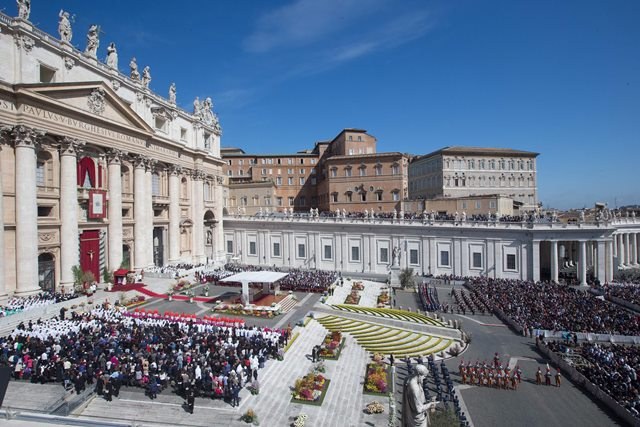 W okolicach Pl. Św. Piotra zostaną wprowadzone zmiany organizacyjne /CLAUDIO PERI /PAP/EPA