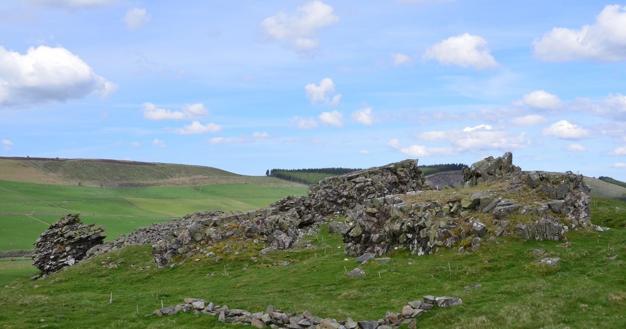 W okolicy ruin fortu Tinnis odnaleziono grób pasujący do legendy o Merlinie /Jim Barton /Wikimedia