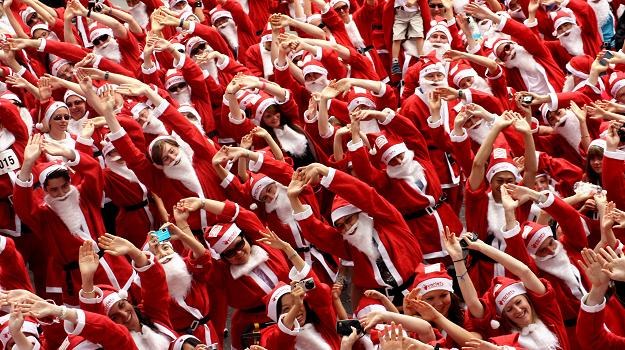 W okresie Bożego Narodzenia potrzebnych jest wielu św. Mikołajów /AFP