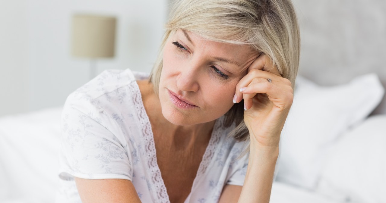 W okresie menopauzy każda kobieta powinna oznaczyć poziom żeńskich hormonów /123RF/PICSEL
