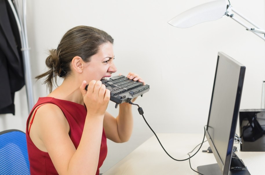 W okresie okołomenopauzalnym kobiety doświadczają zauważalnego spadku poziomu gniewu /Shutterstock