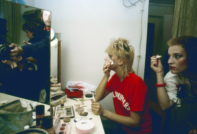 W okresie PRL kosmetyki często nie były dostępne, a makijaż różnił się od współczesnego /Wojtek Laski /East News