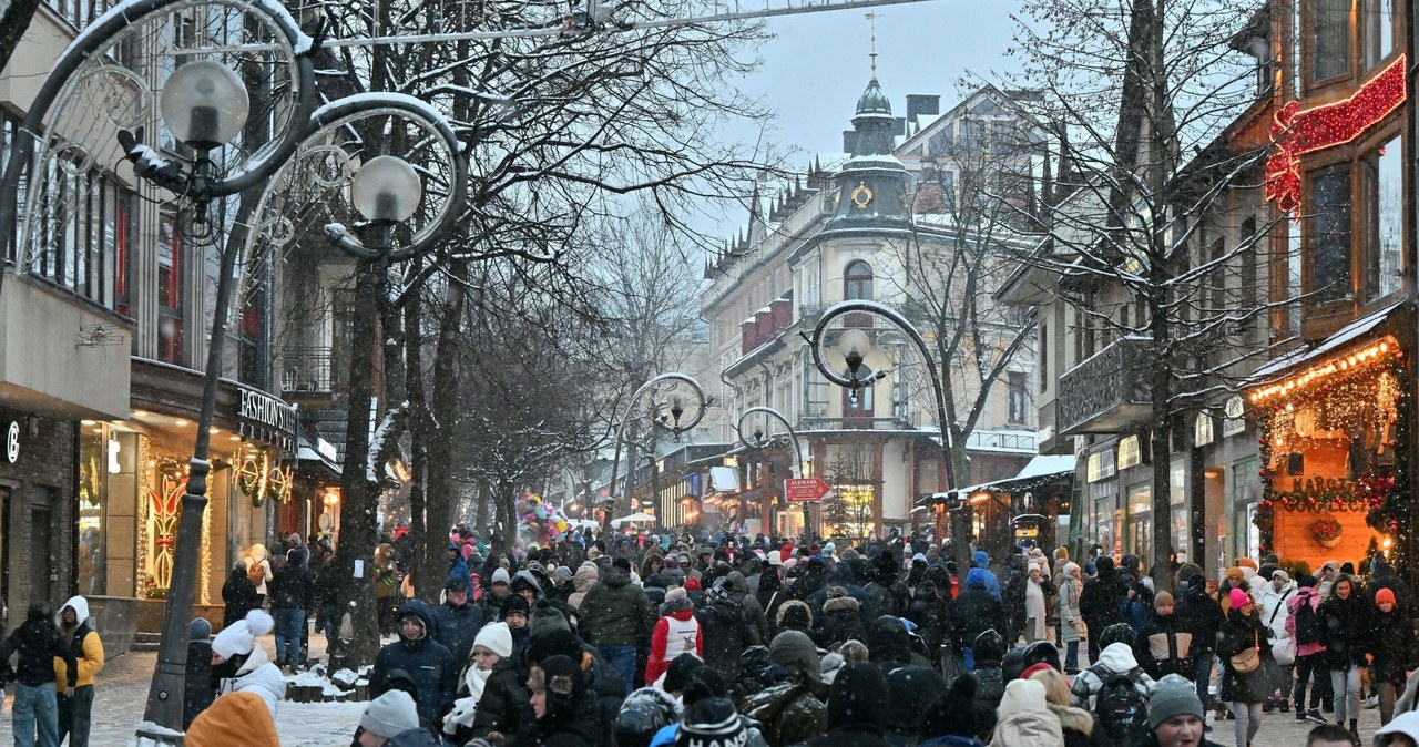 W okresie świąt i sylwestra Zakopane przeżywało istne turystyczne oblężenie. /Paweł Murzyn  /East News