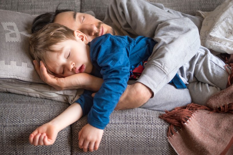 W okresie zwiększonej zachorowalności na grypę należy też unikać przebywania z dzieckiem w sklepach, kinach i salach zabaw /123RF/PICSEL