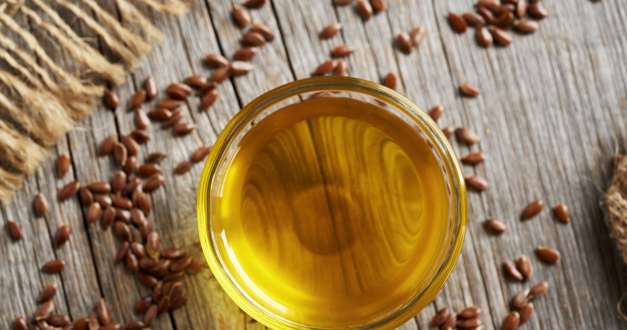 W oleju lnianym znajdują się cenne kwasy omega-3 i fitosterole /madeleinesteinbach /123RF/PICSEL