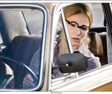 W opartym na prawdziwych wydarzeniach filmie Waldemara Krzystka "80 milionów" aktorka wcieliła się w funkcjonariuszkę SB. "Dużo rozmawiałam z reżyserem. Waldek nam wszystkim mówił, czego od nas oczekuje. Wiedział, jakie charaktery mają nasze postaci. Nie sięgałam do rozmów z byłymi paniami z SB. Szczerze mówiąc nawet nie wiem, jak miałabym je znaleźć" - aktorka wyjaśniła w rozmowie z Polską Agencją Prasową.
 

 