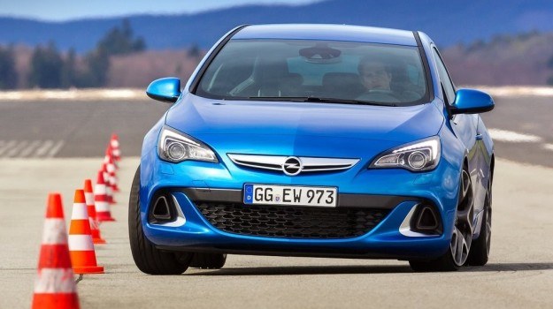 W opcji Opel oferuje nakładki progów, spojler z włókna węglowego i kute, 20-calowe felgi. /Opel