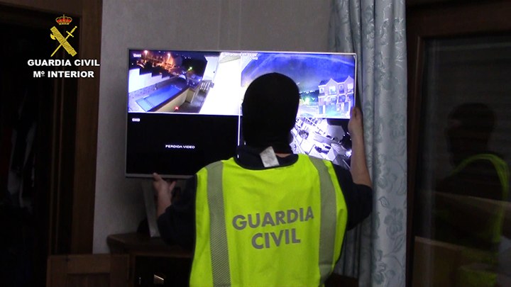 W operacji łącznie brało udział około 300 funkcjonariuszy /La Guardia Civil /