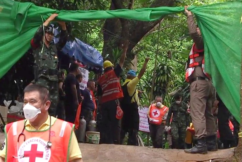 W operacji wydobywania dzieci z jaskini uczestniczy 90 nurków /CHIANG RAI PR OFFICE /PAP/EPA