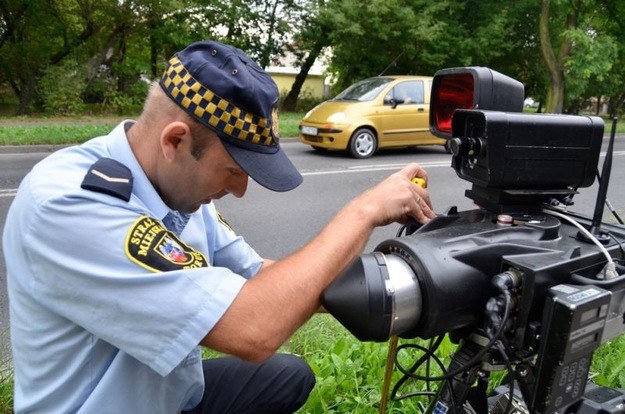 W opinii komendanta fotoradary obsługiwane przez straż miejską są jedynym gwarantem bezpieczeństwa na drogach /Łukasz Piecyk /East News