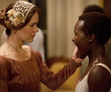 W oscarowym dramacie "Zniewolony. 12 Years a Slave" Sarah Paulson wcieliła się w postać pani Epps – subtelnej, wytwornej, lecz nietolerancyjnej kobiety, upokorzonej przez romans męża z niewolnicą. Aktorka starała się nie akcentować w swej bohaterce prostej nikczemności, lecz raczej ciasnotę jej umysłu. 

"Sądzę, że była przekonana, że robi tylko to, co powinna zrobić, więc nie chciałam przesadzać. Co więcej – w osobie, która do tego stopnia przekonana jest o swojej racji, że przesłania jej ona widzenie świata, jest coś o wiele bardziej przerażającego niż w zwykłym draństwie" - tłumaczyła Paulson.