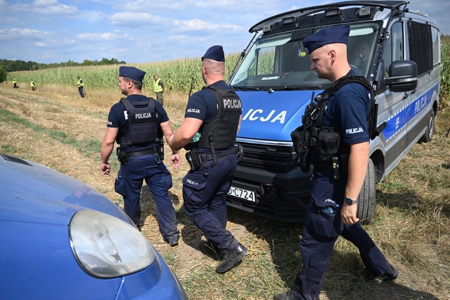 W Osinach od rana pracują służby /Wojtek Jargiło /PAP