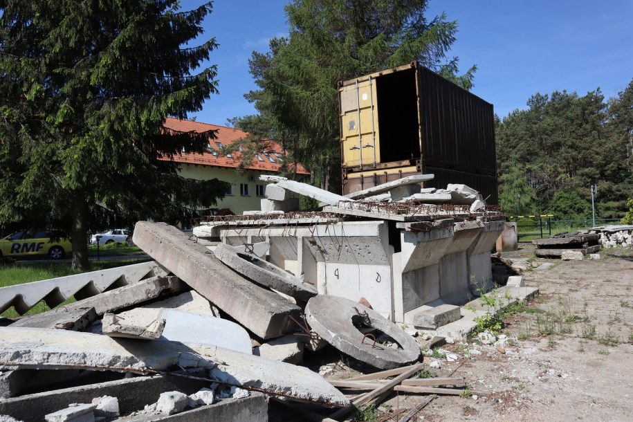 W ośrodku znajduje się też specjalnie uformowane gruzowisko, na którym strażacy mogą ćwiczyć poszukiwanie osób i poruszanie się w trudnym terenie /Piotr Bułakowski /RMF FM