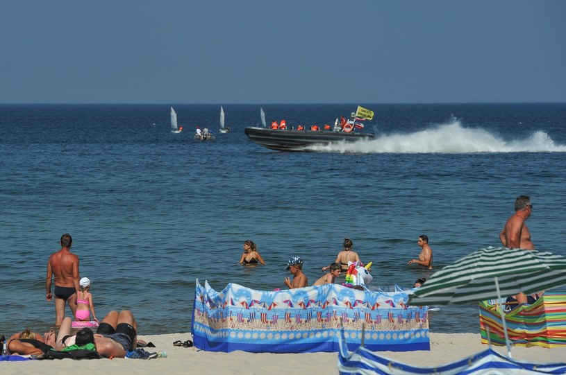 W ostatni tydzień wakacji na plażach nad Bałtykiem wciąż jest dużo turystów /GERARD/ REPORTER /Reporter