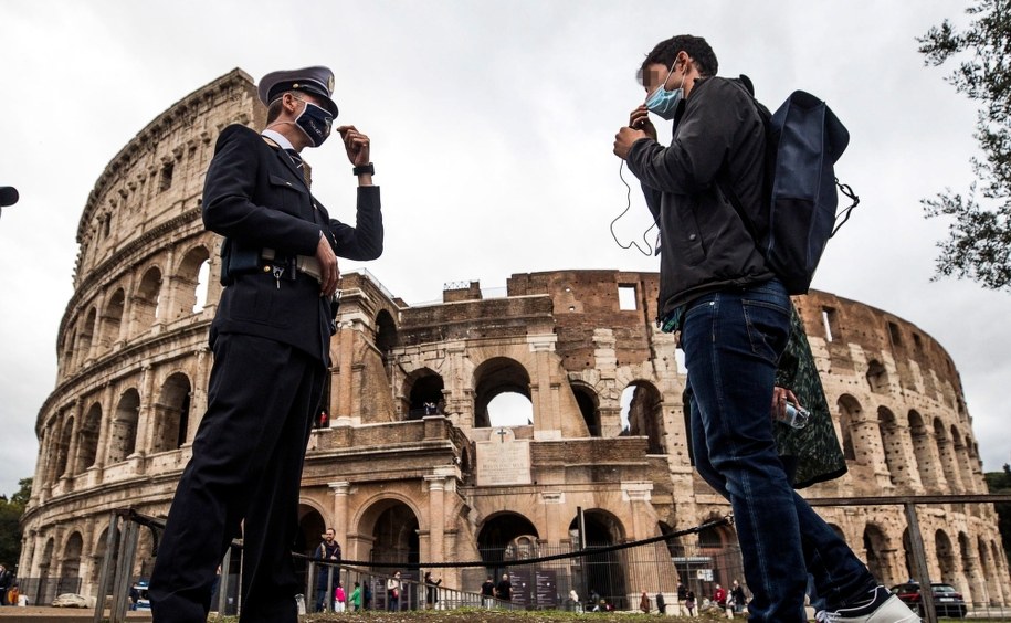 W ostatnich dniach we Włoszech notuje się od 2500 do ponad 2800 nowych zakażeń. /ANGELO CARCONI /PAP/EPA