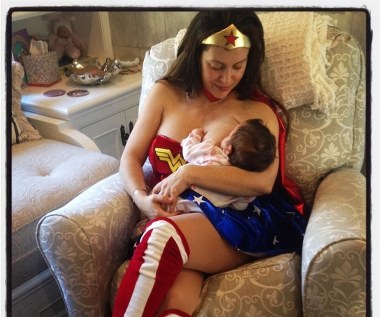 W ostatnich latach Alyssa Milano poświęciła się działalności charytatywnej. Była Ambasadorką Dobrej Woli UNICEF, aktywnie wspiera broniącą praw zwierząt organizację PETA, wspiera również akcję karmienia piersią w miejscach publicznych.

Tuz po ujawnieniu przypadków molestowania seksualnego przez Harveya Weinsteina to ona jako pierwsza zaapelowała do kobiet na Twitterze, aby dzieliły się swoimi doświadczeniami pod hashtagiem #metoo.