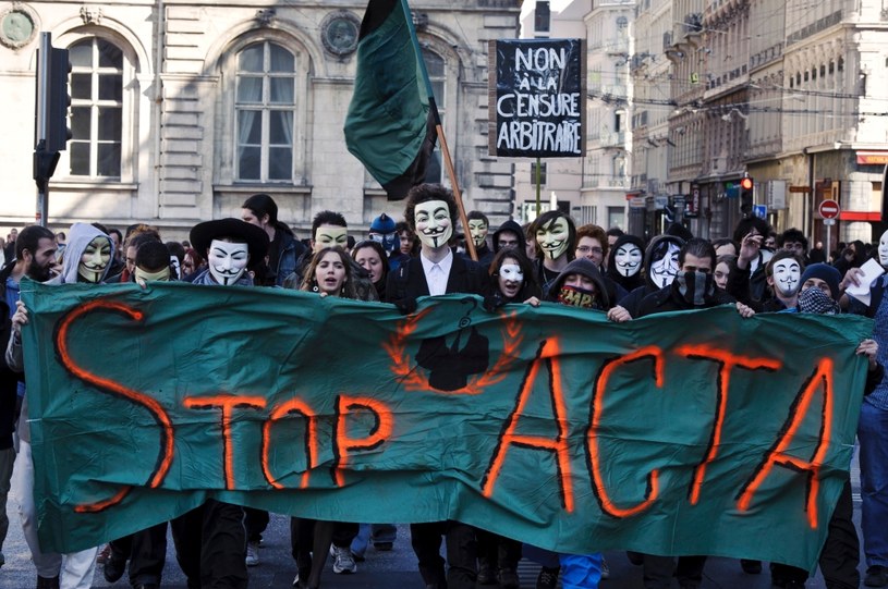W ostatnich latach najbardziej rozpowszechniona była maska Guya Fawkesa - nawiązująca do komiksu oraz filmu "V jak Vendetta" - stosowana w protestach Occupy Wall Street, Anonymous czy ACTA /AFP